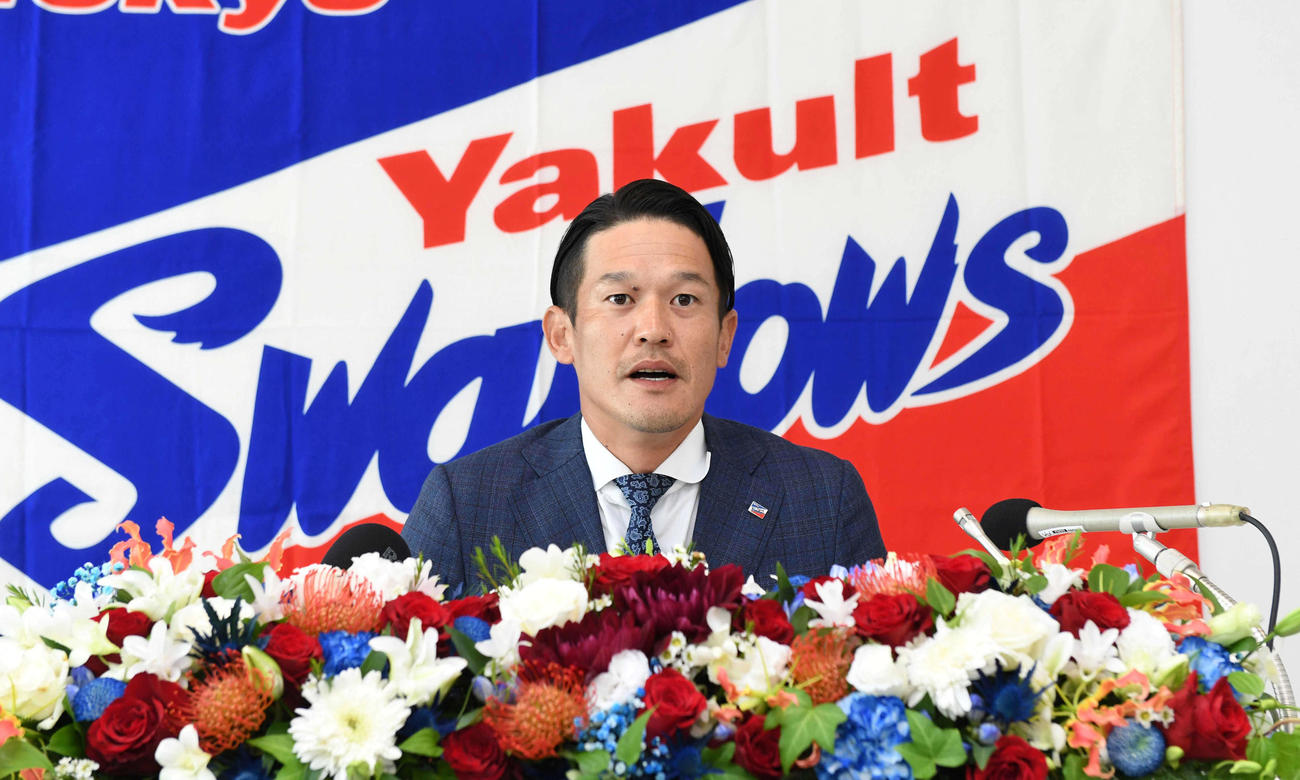 現役引退を発表するヤクルト坂口（代表撮影）