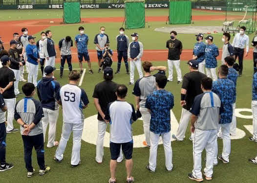 全体練習の前に、円陣で選手をねぎらう西武辻監督（中央）