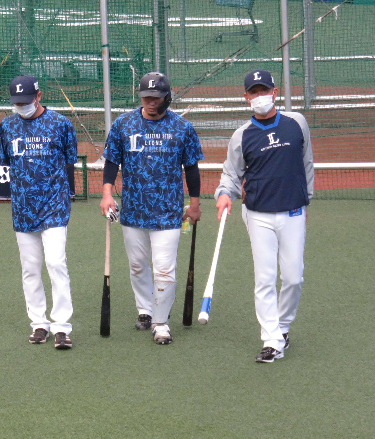 全体練習を終え引き揚げる西武辻監督（右）。左から平石打撃コーチ、柘植