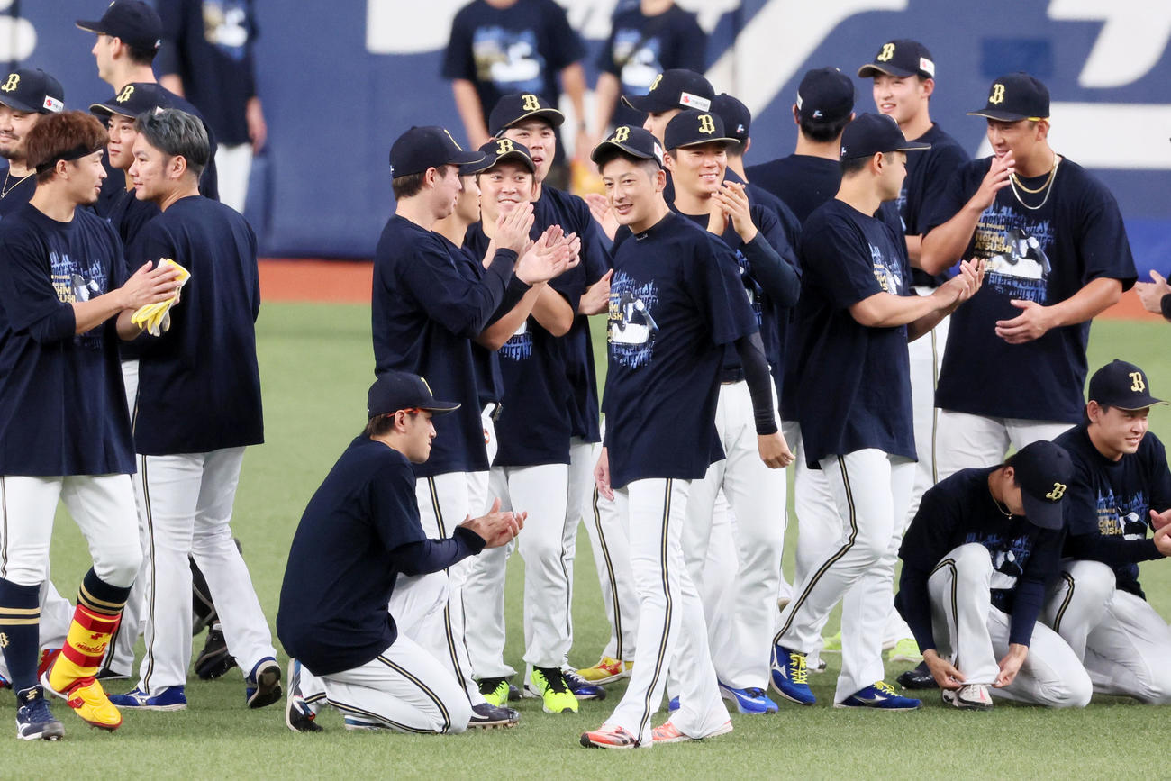 オリックス対ロッテ　練習前、ナインと記念写真を撮影する能見（撮影・加藤哉）