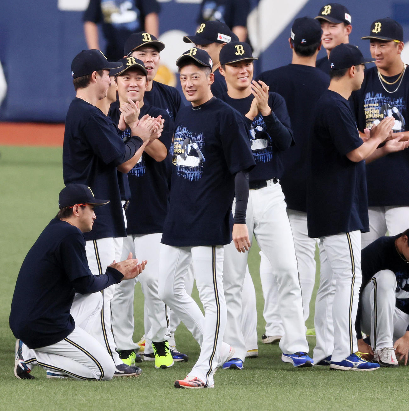 オリックス対ロッテ　練習前、ナインと記念写真を撮影し笑顔を見せる能見（撮影・加藤哉）