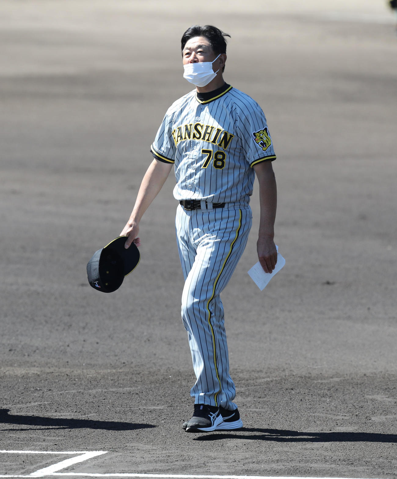 広島対対阪神　メンバー表交換に向かう平田二軍監督（撮影・屋方直哉）