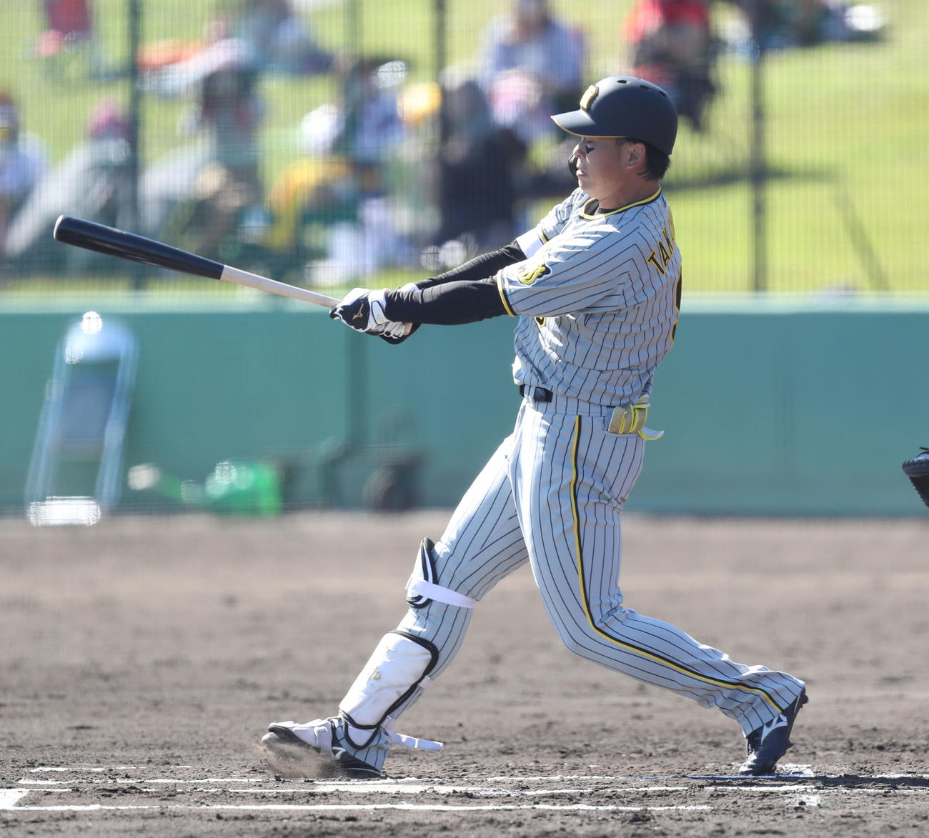 広島対対阪神　6回表阪神1死一、三塁、高山は右適時打を放つ（撮影・屋方直哉）