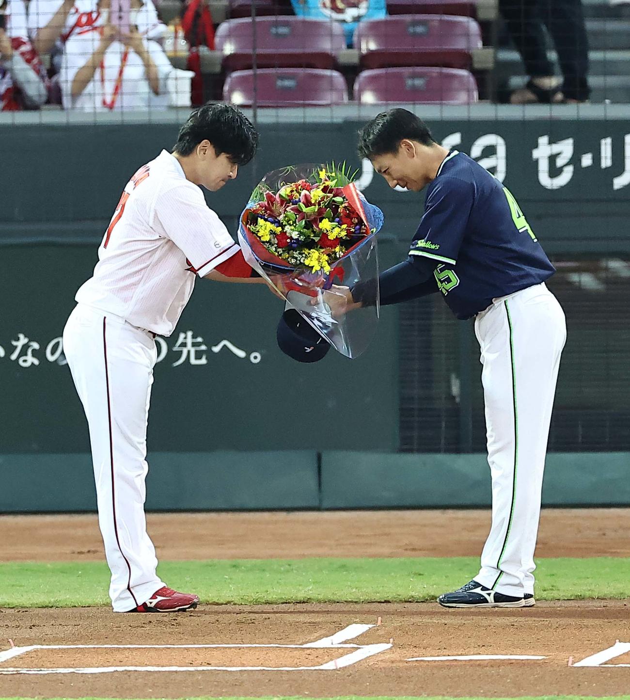 広島対ヤクルト　引退する嶋（右）に花束を手渡す会澤（撮影・上田博志）