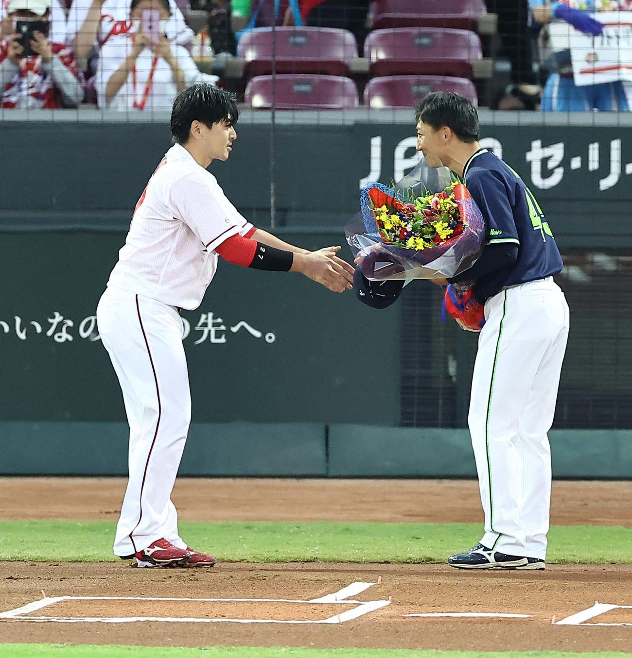 広島対ヤクルト　引退する嶋（右）に花束を手渡す会澤（撮影・上田博志）