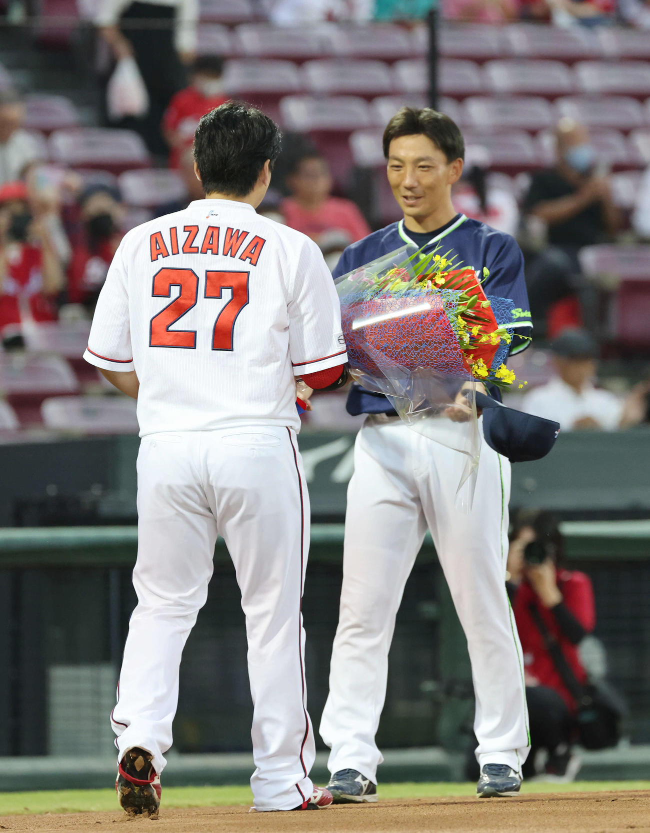 広島対ヤクルト　会沢から花束を受け取る嶋（撮影・加藤孝規）