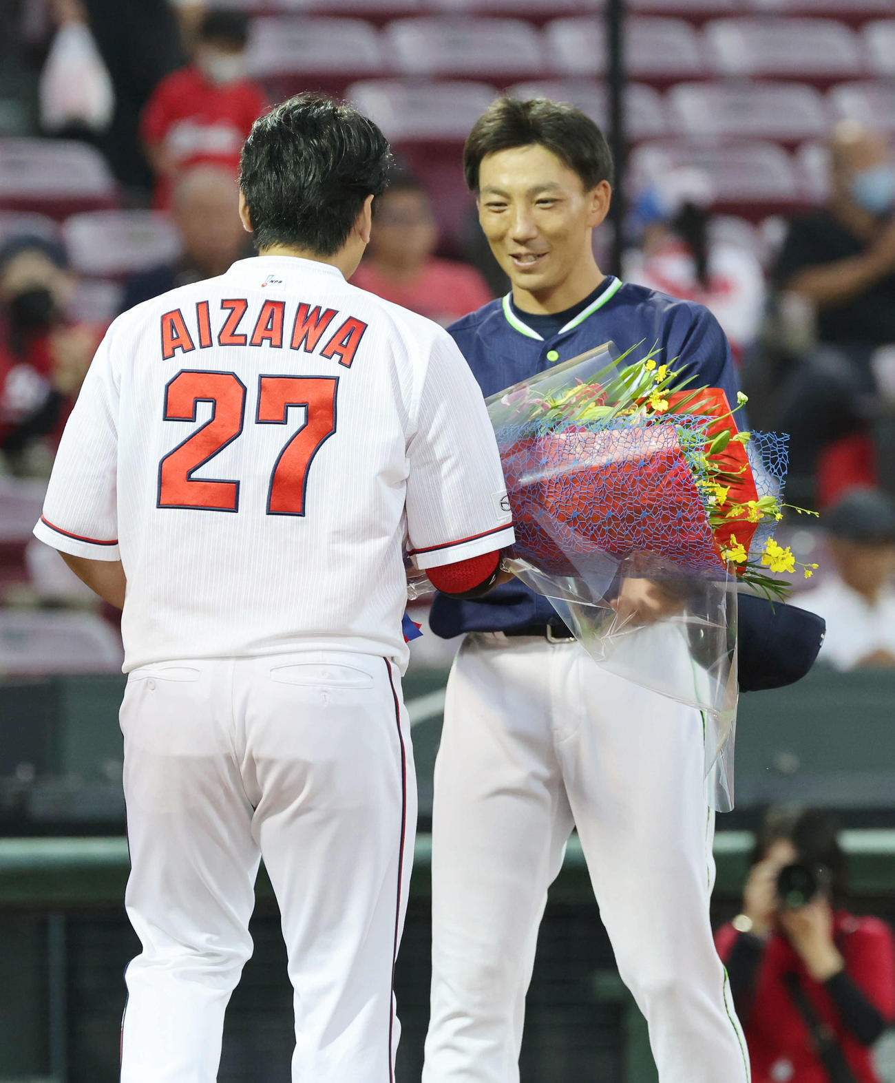 広島対ヤクルト　会沢から花束を受け取る嶋（撮影・加藤孝規）