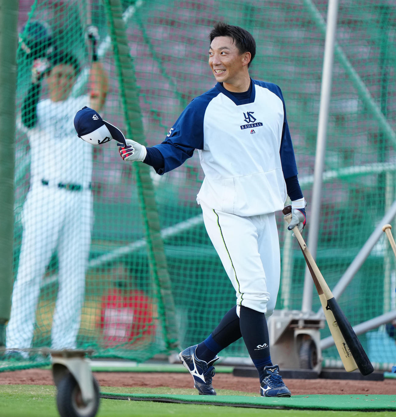 広島対ヤクルト　試合前、打撃練習を終え、拍手に応えるヤクルト嶋捕手兼コーチ補佐（撮影・江口和貴）