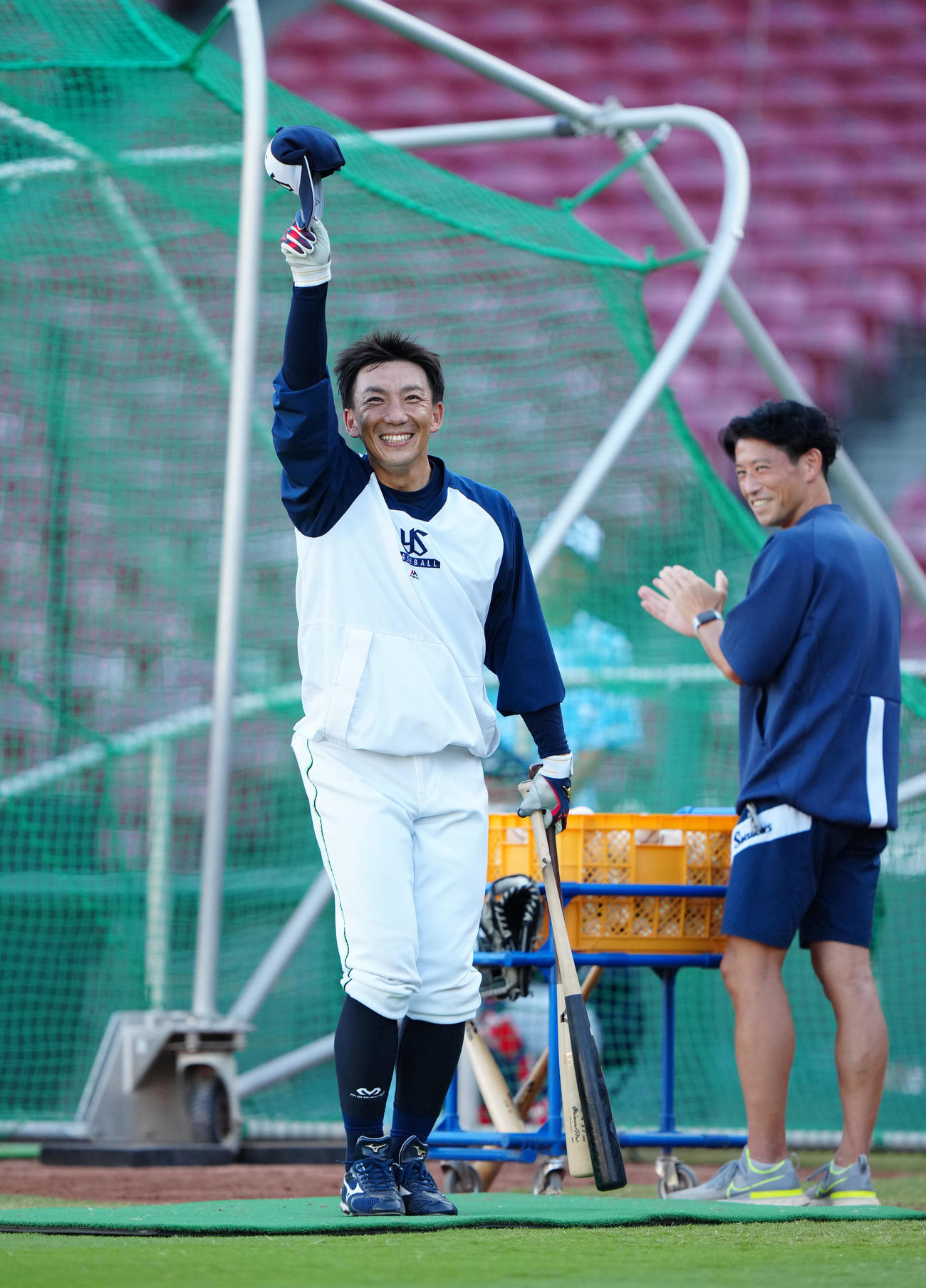 広島対ヤクルト　試合前、打撃練習を終え、拍手に応えるヤクルト嶋捕手兼コーチ補佐（撮影・江口和貴）