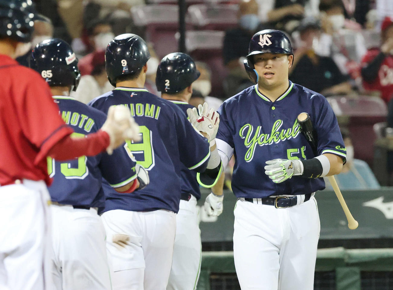 3回表ヤクルト2死一、二塁、先制左越え3点本塁打を放ったキブレハンを迎える村上（右）（撮影・加藤孝規）