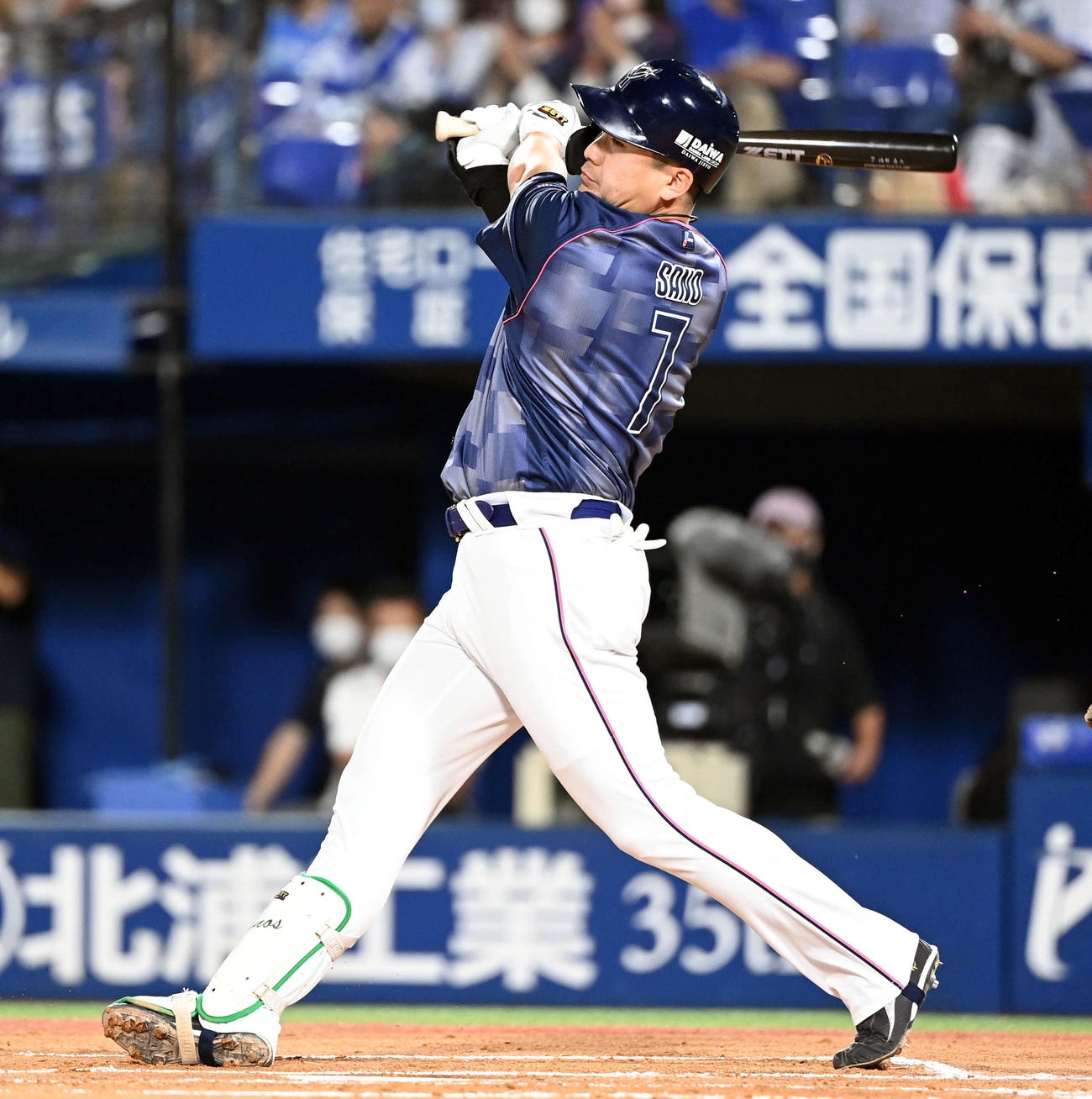 DeNA対中日　1回裏DeNA2死、三安を放つ佐野（撮影・たえ見朱実）