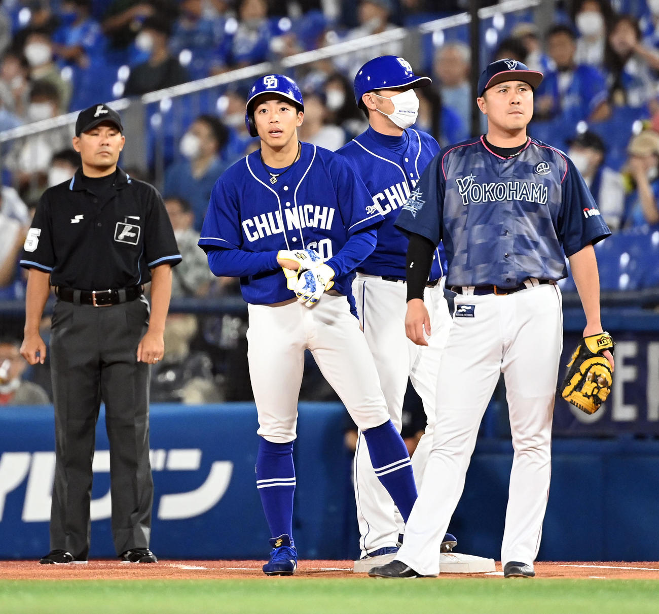 DeNA対中日　1回表中日無死、左前に安打を放った岡林。右は一塁手の佐野（撮影・たえ見朱実）