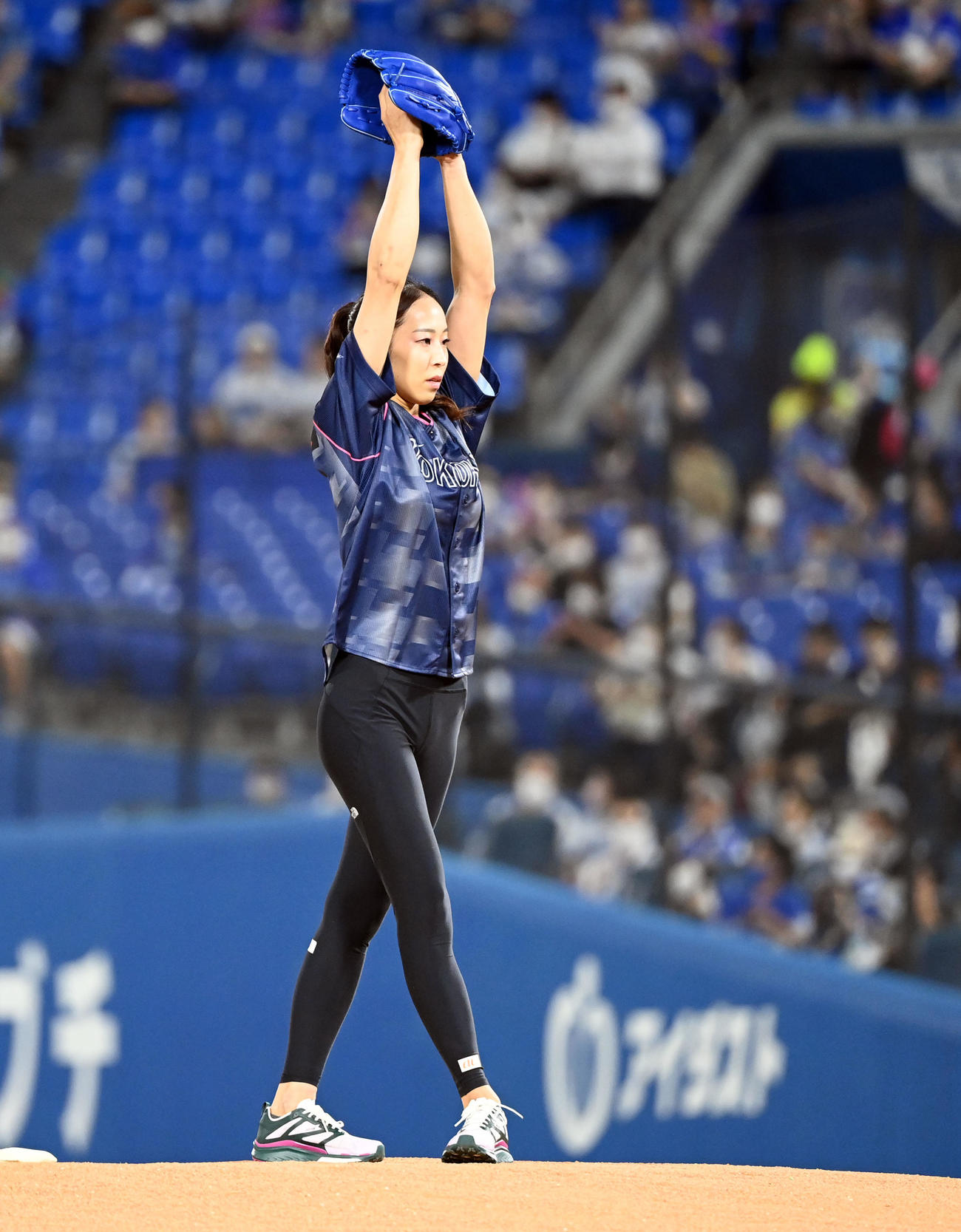 DeNA対中日　始球式を務めた東京五輪スポーツクライミング女子の銅メダリスト野口啓代さん（撮影・たえ見朱実）
