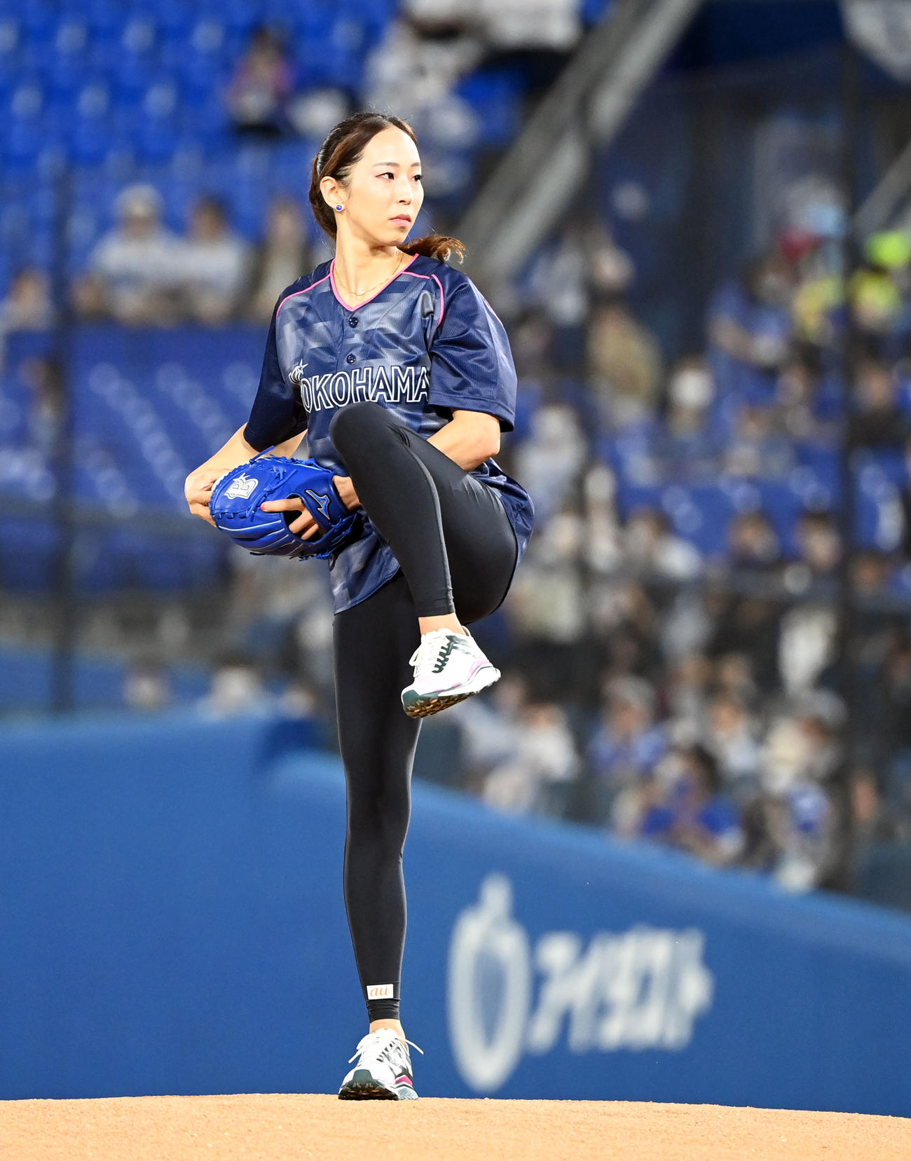 DeNA対中日　始球式を務めた東京五輪スポーツクライミング女子の銅メダリスト野口啓代さん（撮影・たえ見朱実）