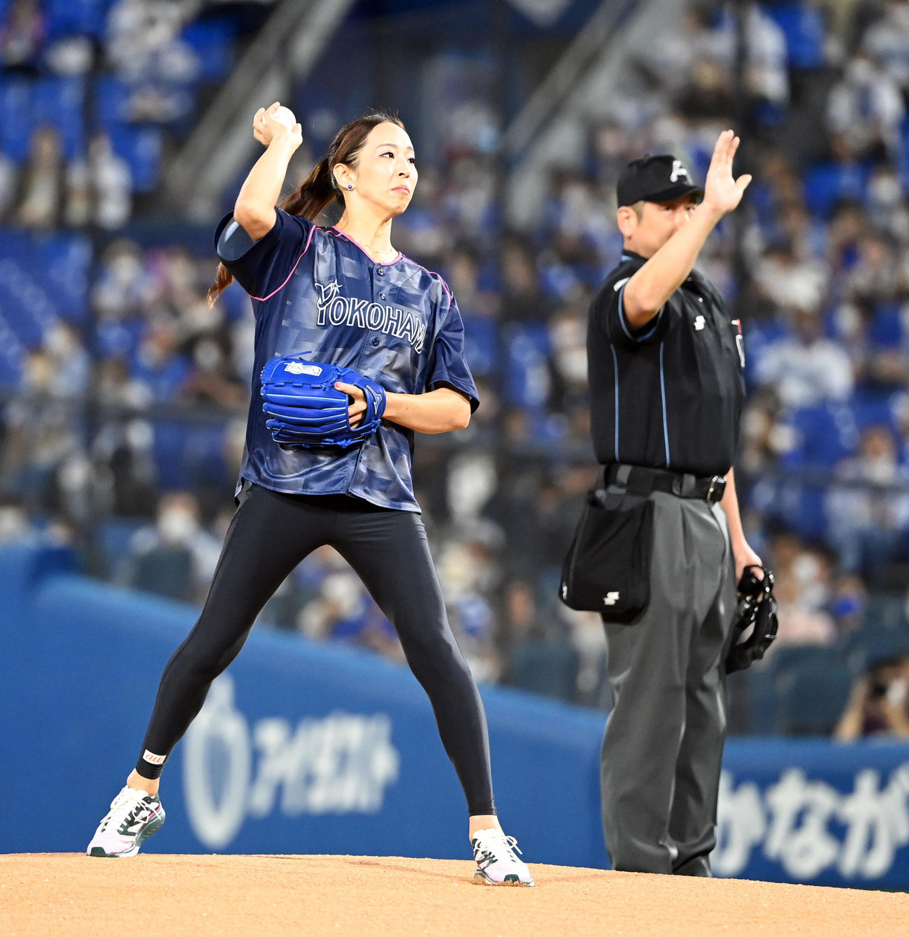 DeNA対中日　始球式を務めた東京五輪スポーツクライミング女子の銅メダリスト野口啓代さん（撮影・たえ見朱実）