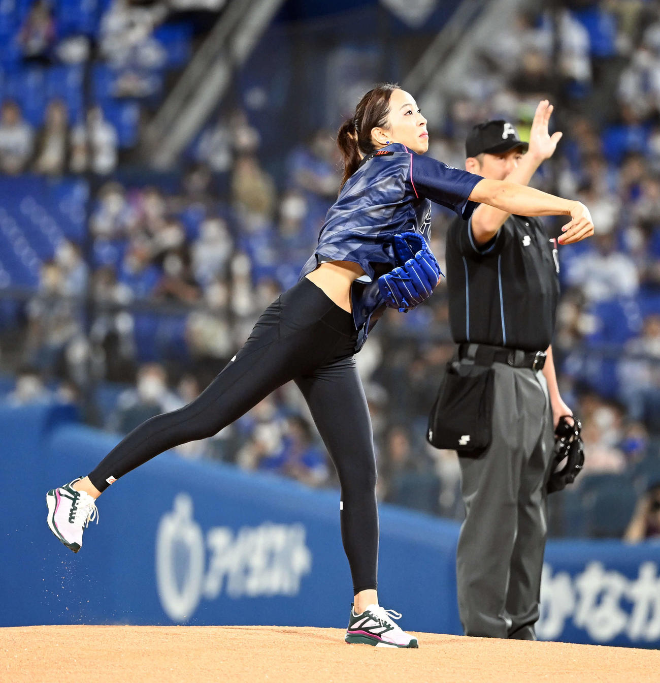 DeNA対中日　始球式を務めた東京五輪スポーツクライミング女子の銅メダリスト野口啓代さん（撮影・たえ見朱実）