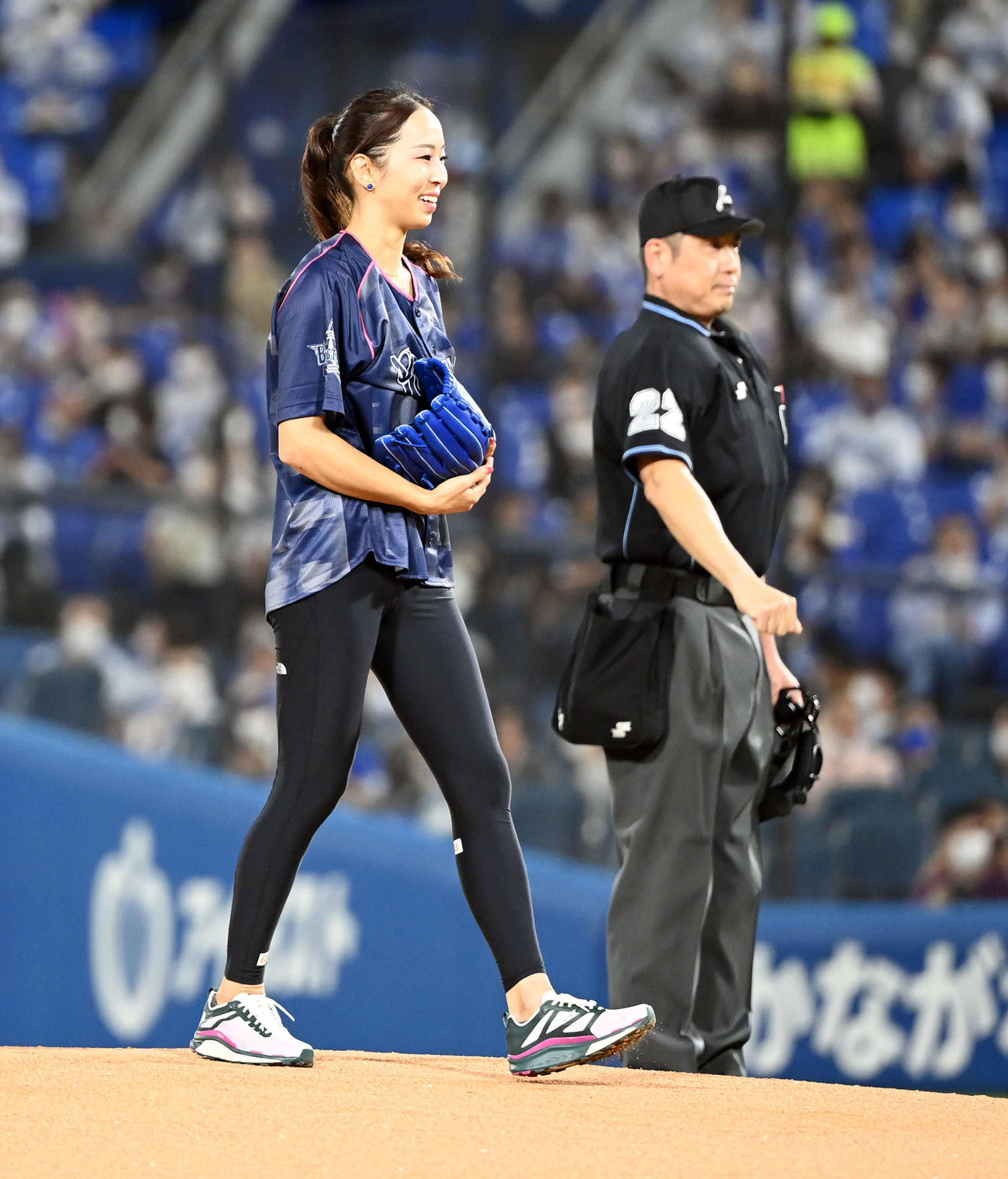 DeNA対中日　始球式を務めた東京五輪スポーツクライミング女子の銅メダリスト野口啓代さん（撮影・たえ見朱実）