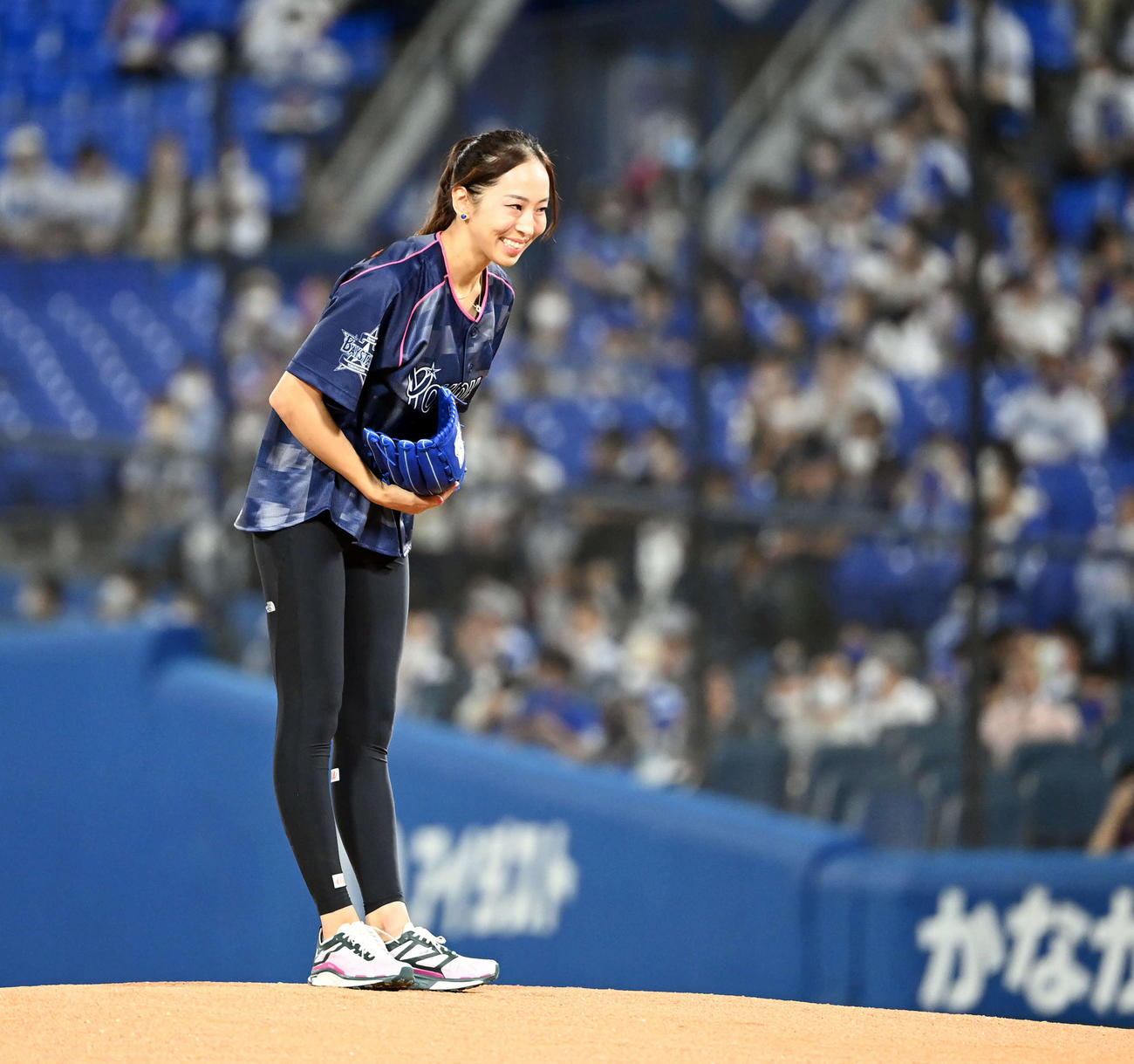 DeNA対中日　始球式を務めた東京五輪スポーツクライミング女子の銅メダリスト野口啓代さん（撮影・たえ見朱実）