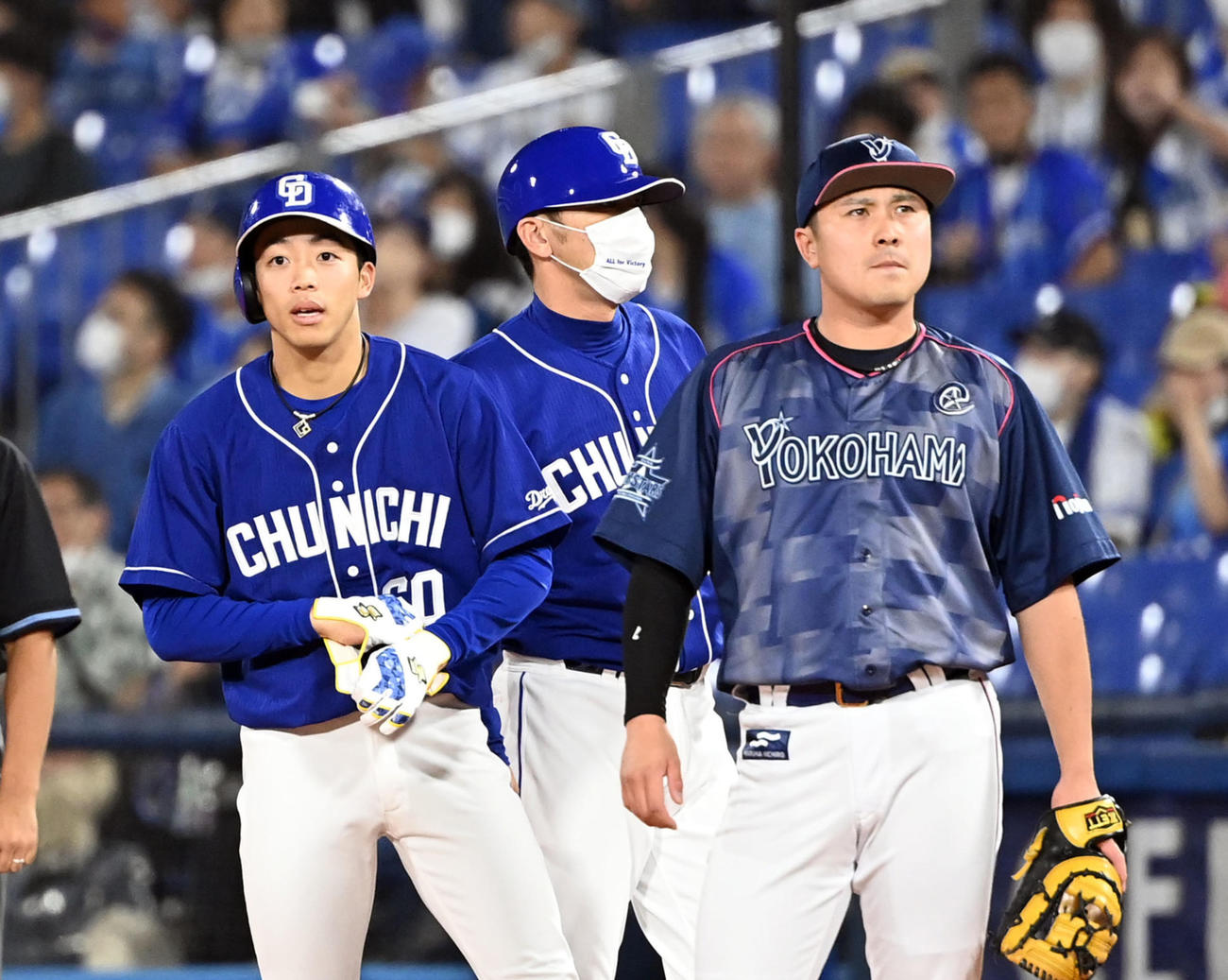 DeNA対中日　1回表中日無死、左前に安打を放った岡林。右は一塁手の佐野（撮影・たえ見朱実）