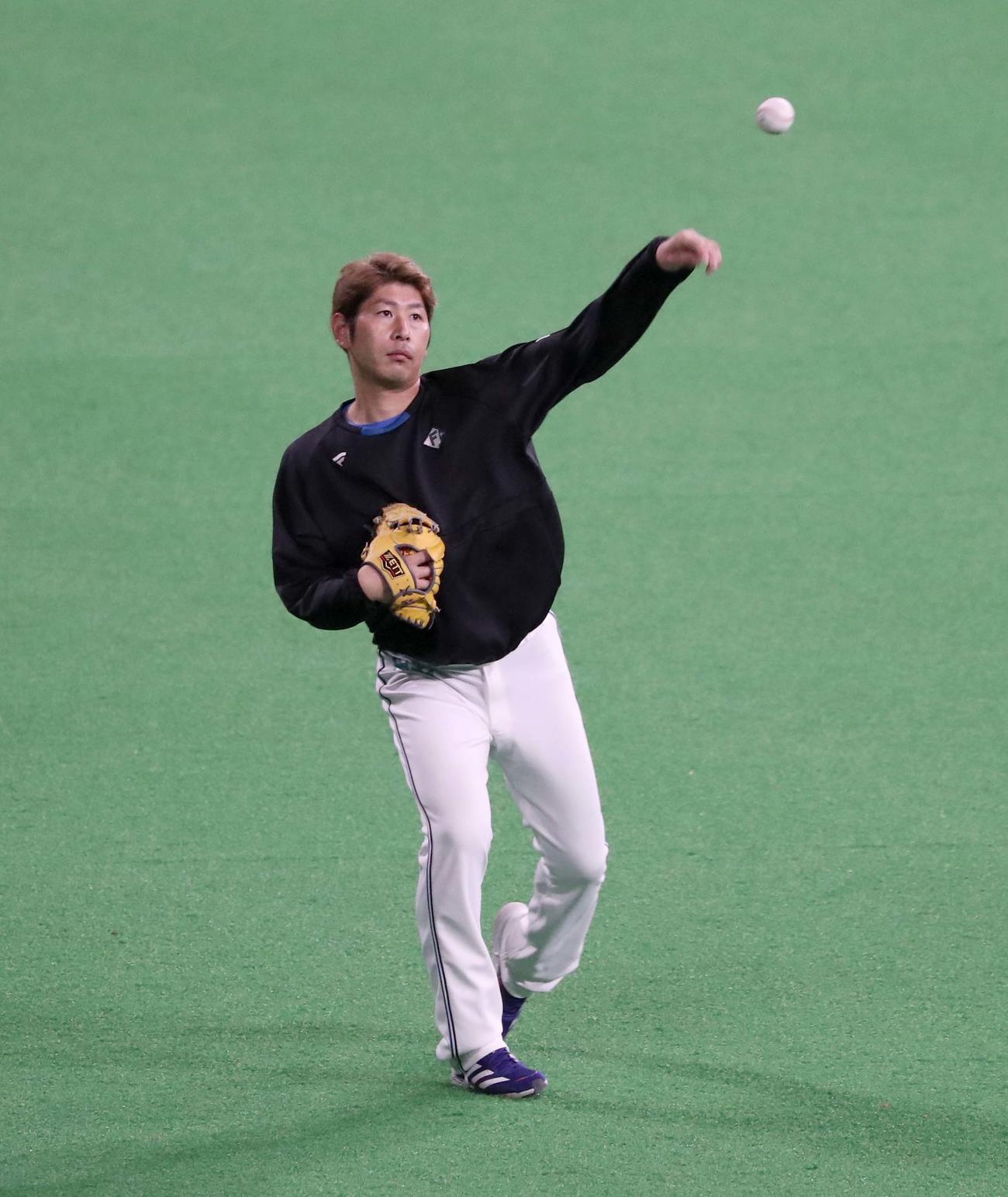 キャッチボールする日本ハム加藤（撮影・黒川智章）