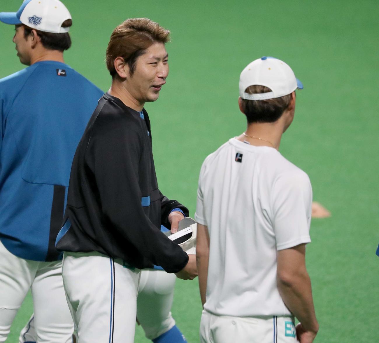 練習中、笑顔の日本ハム加藤（撮影・黒川智章）