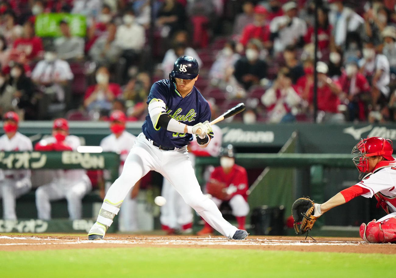 広島対ヤクルト　6回表ヤクルト無死、四球を選ぶ村上（撮影・江口和貴）
