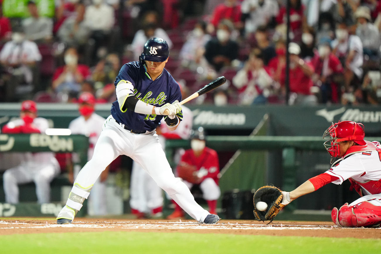 広島対ヤクルト　6回表ヤクルト無死、四球を選ぶ村上（撮影・江口和貴）