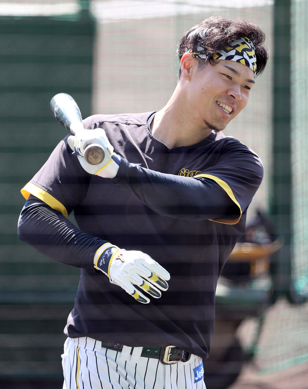 リラックスした表情でバットを振る阪神佐藤輝（撮影・上山淳一）