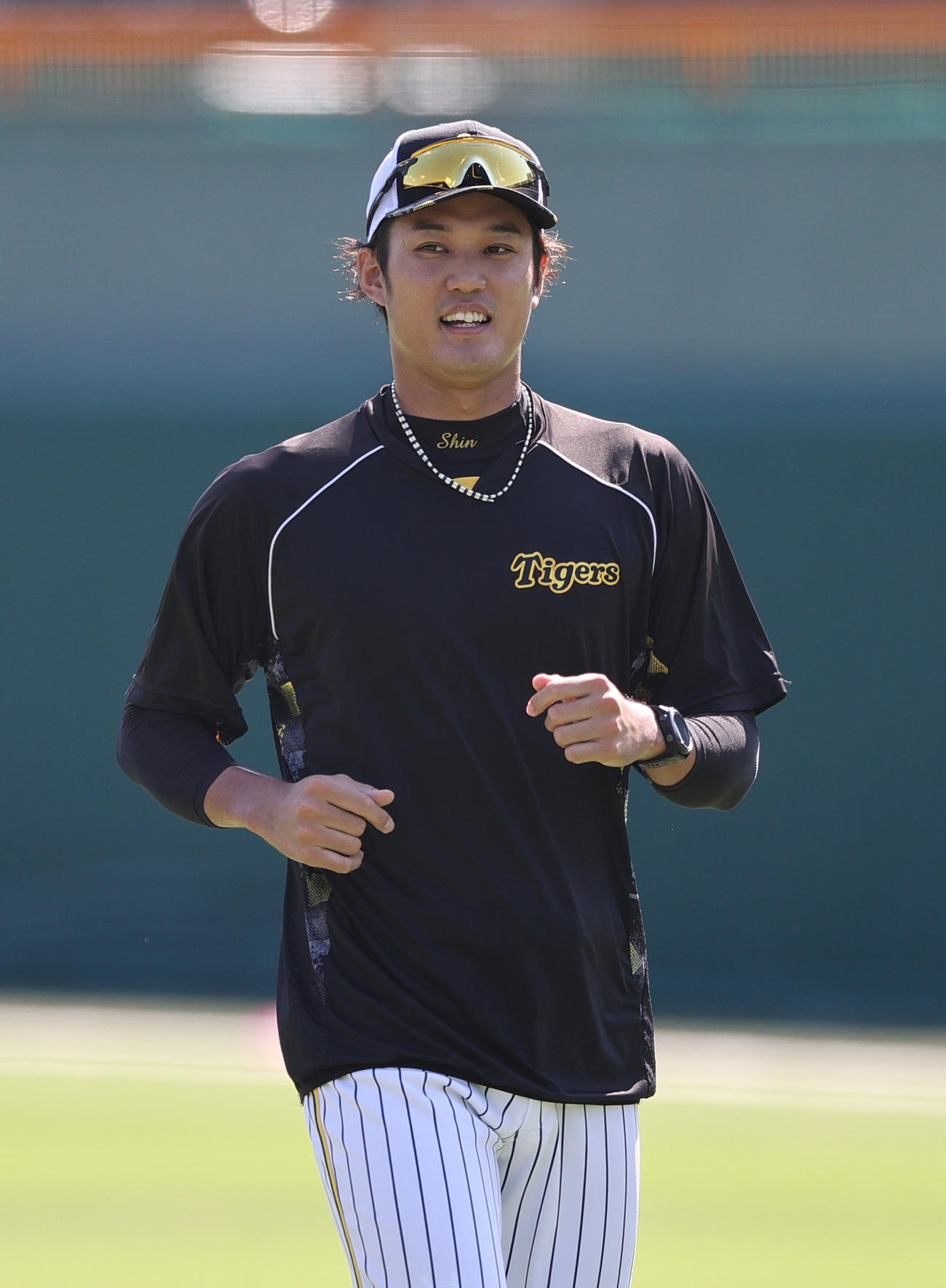 リラックスした表情の阪神藤浪（撮影・上山淳一）