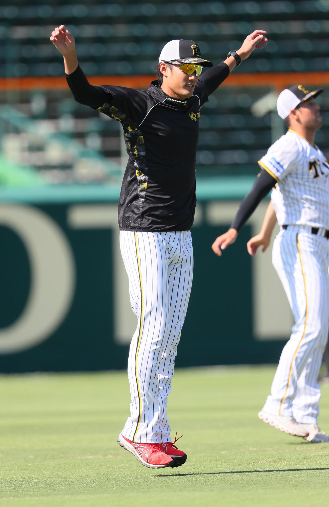 ウオームアップする藤浪（撮影・宮崎幸一）