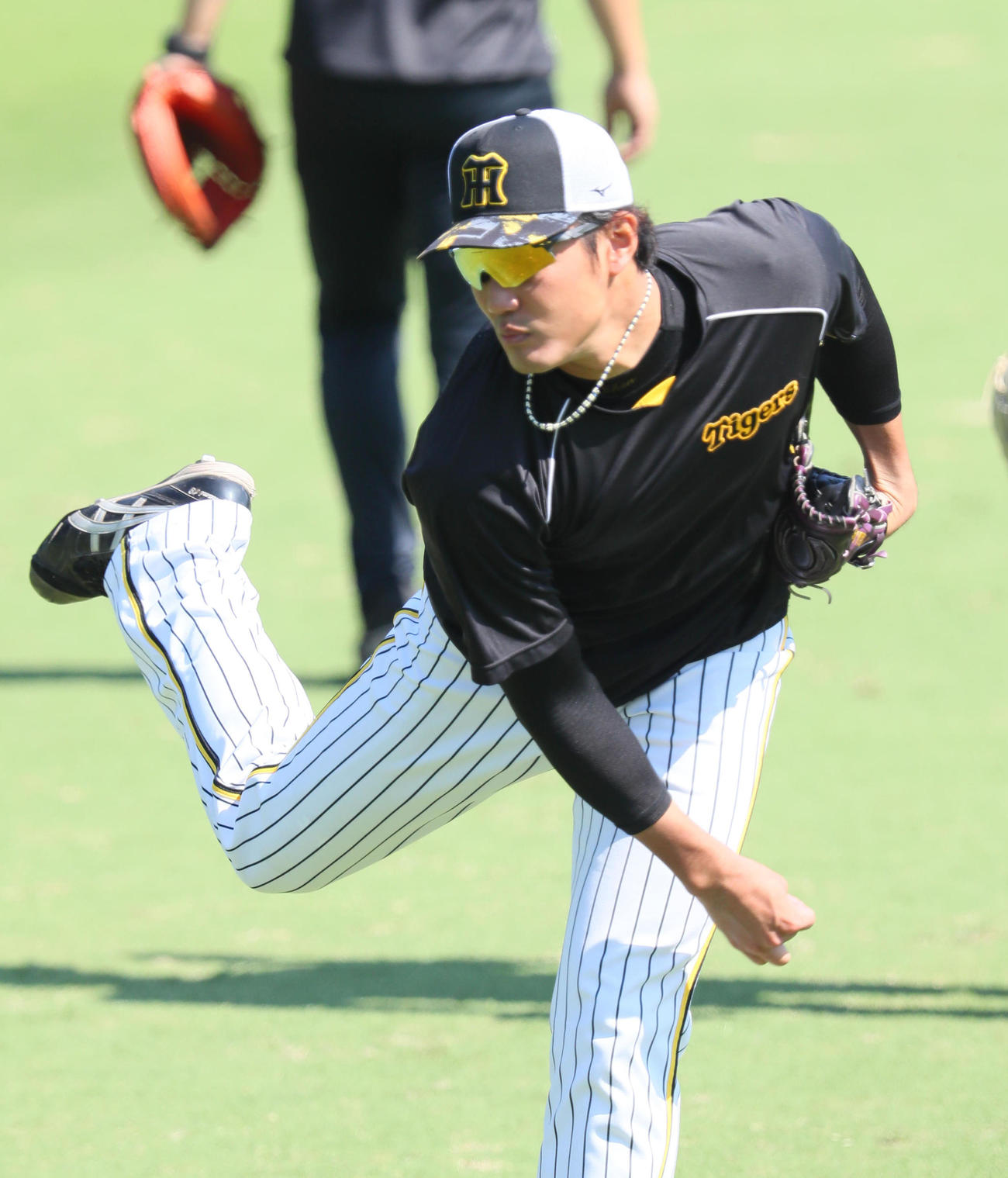 キャッチボールする藤浪（撮影・宮崎幸一）