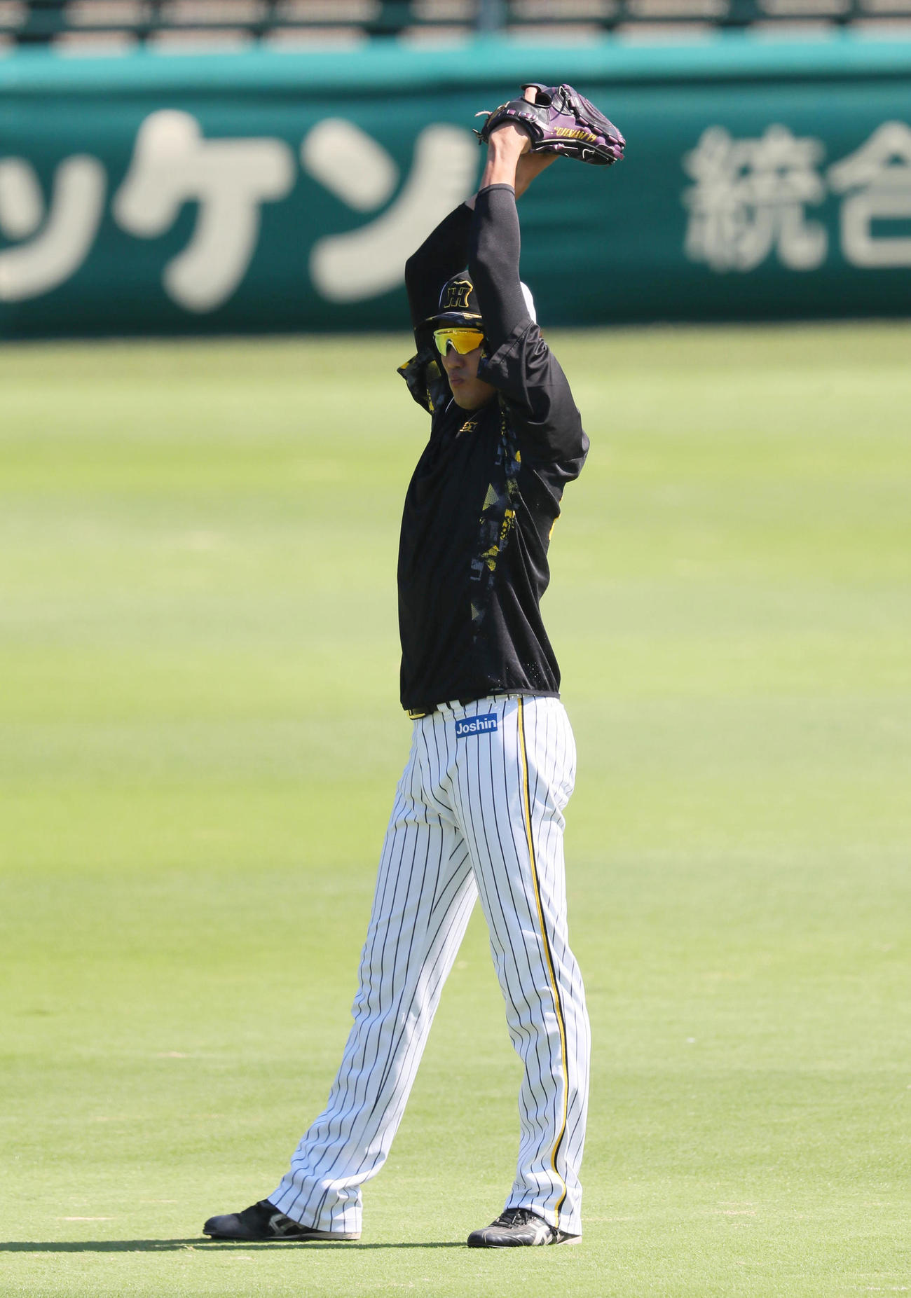 キャッチボールする藤浪（撮影・宮崎幸一）