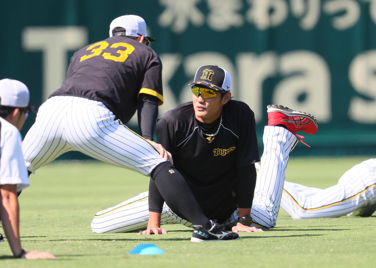 ストレッチする藤浪（撮影・宮崎幸一）