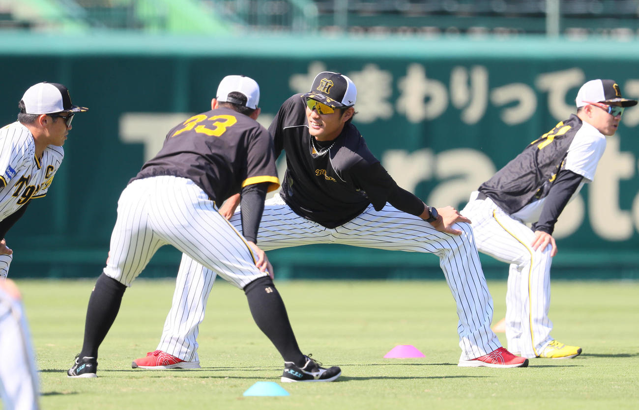 ストレッチする藤浪（撮影・宮崎幸一）