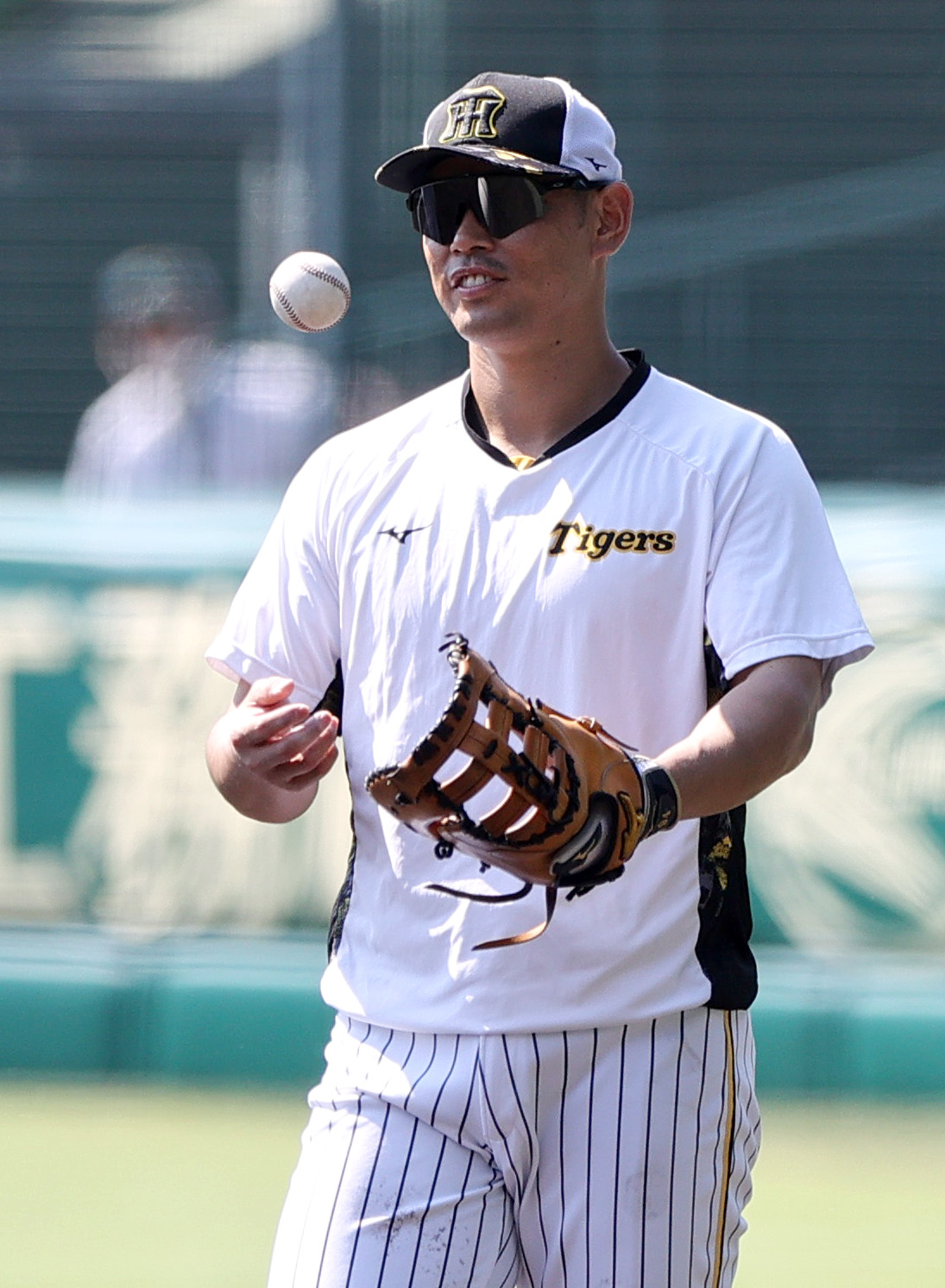 リラックスした表情の阪神原口（撮影・上山淳一）