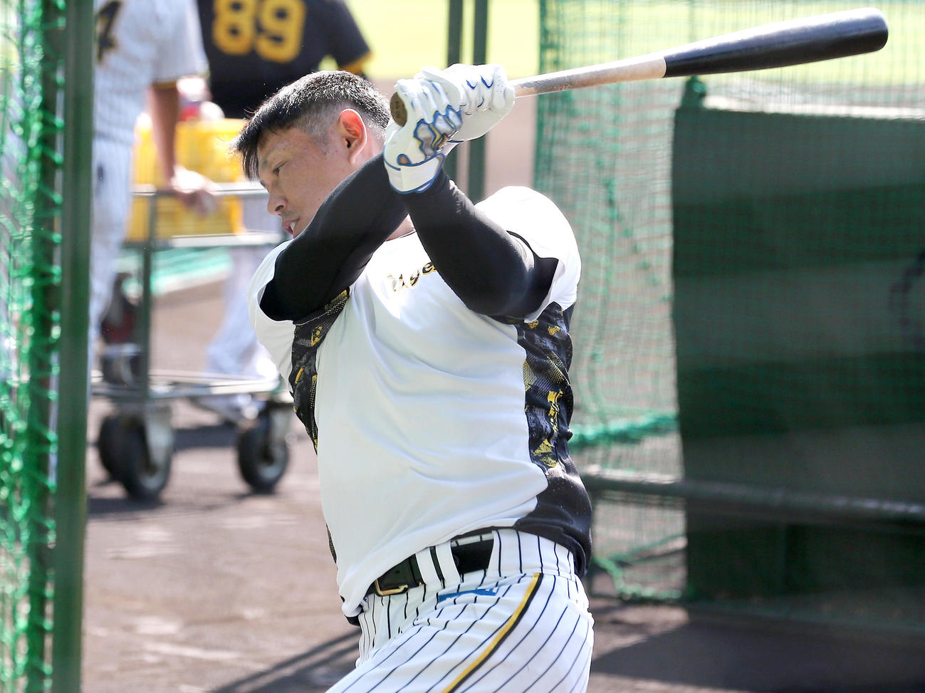 トス打撃で汗を流す阪神原口（撮影・上山淳一）