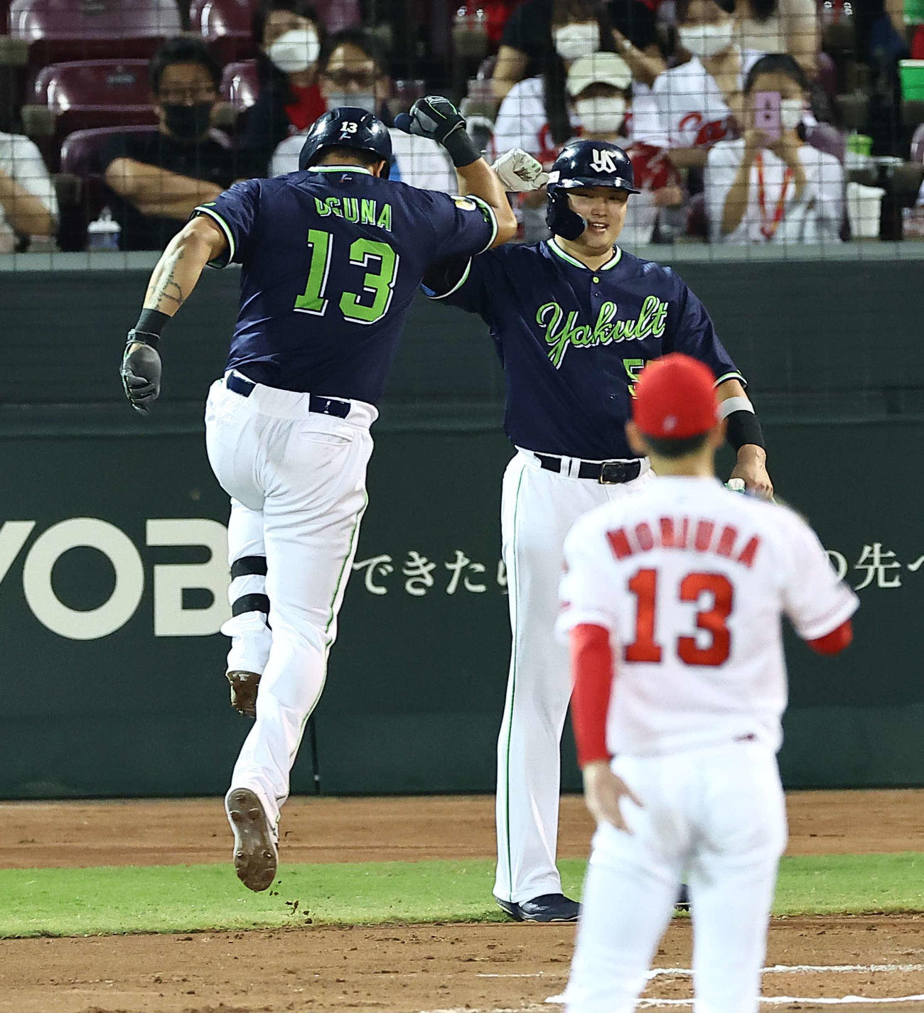 広島対ヤクルト　6回表ヤクルト無死一塁、村上（中央）は左越え本塁打を放ったオスナを笑顔で出迎える（撮影・上田博志）