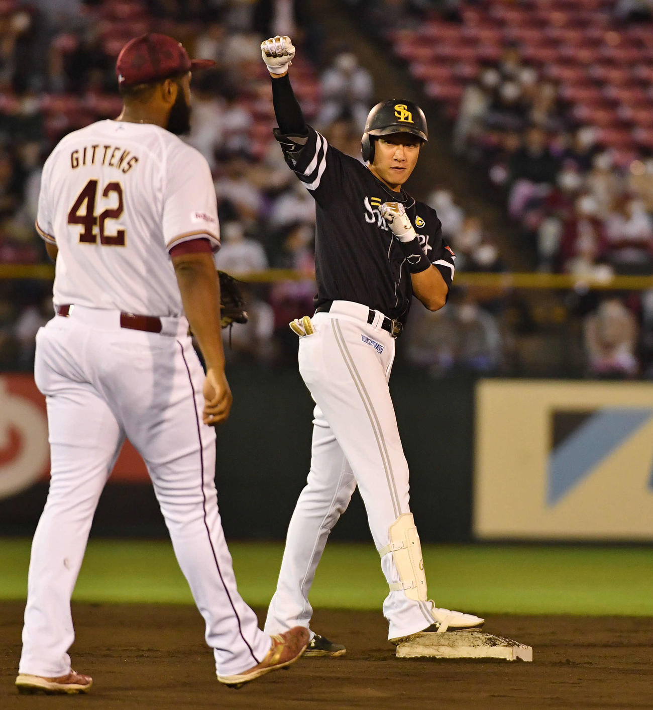 楽天対ソフトバンク　4回表ソフトバンク1死一塁、右中間へ先制の適時二塁打を放ち、ベンチに向かってガッツポーズする柳田（撮影・岩下翔太）