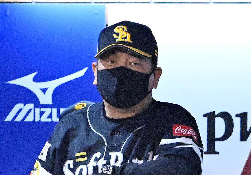 楽天対ソフトバンク　戦況を見守るソフトバンク藤本監督（撮影・滝沢徹郎）
