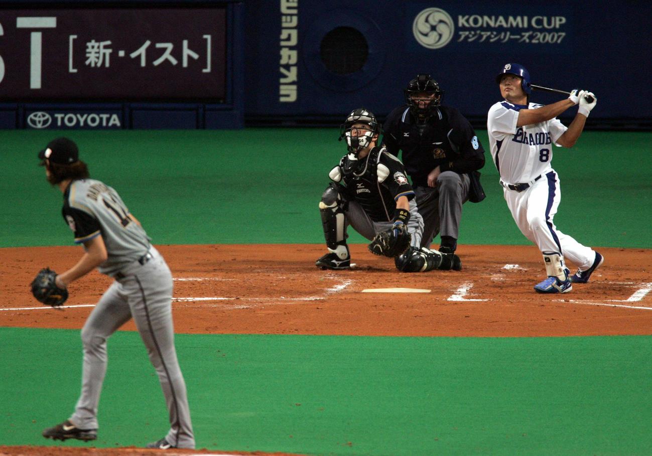 07年日本シリーズ第5戦で日本ハム・ダルビッシュ有から右犠飛を放つ中日平田良介