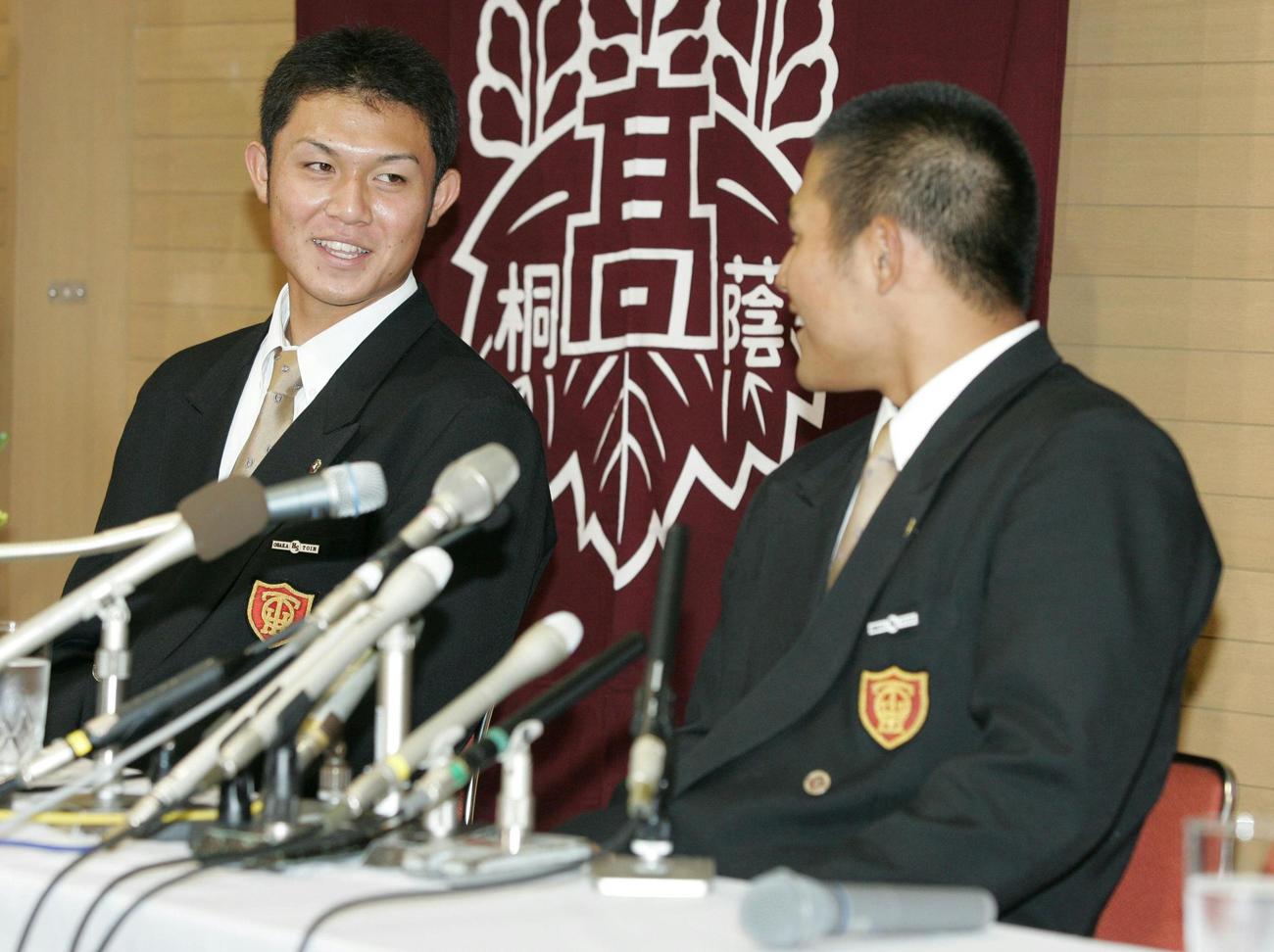 05年ドラフト会議で中日から指名された大阪桐蔭・平田良介は辻内崇伸と顔を見合わせる