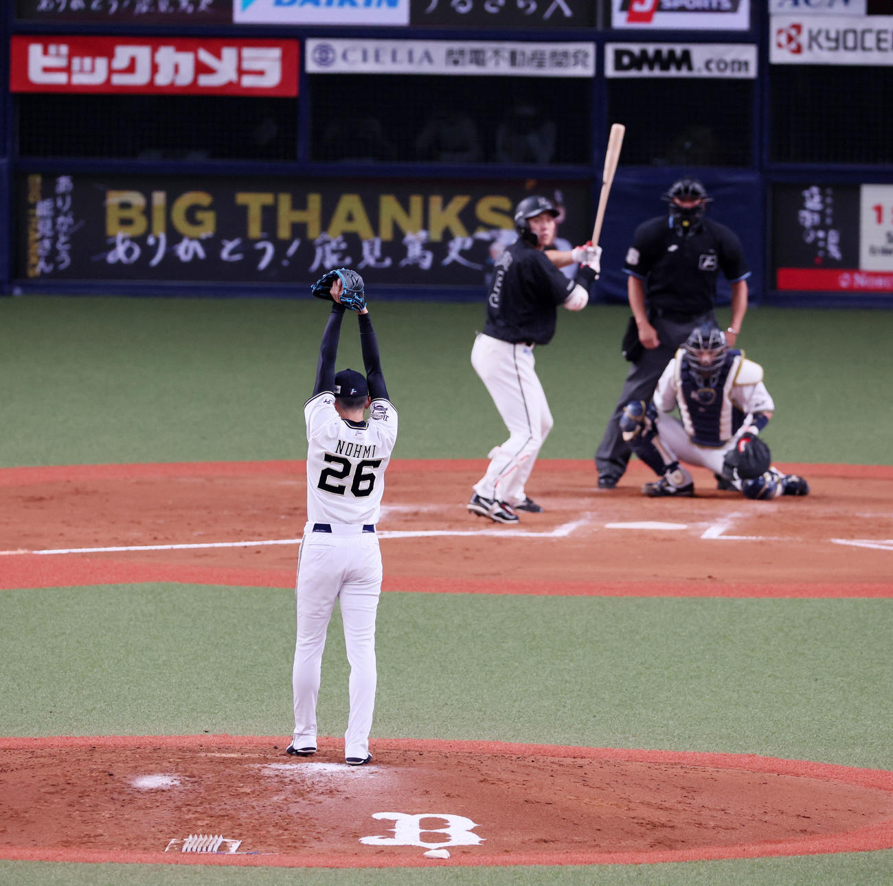 オリックス対ロッテ　8回表ロッテ無死、安田と対戦する能見（撮影・加藤哉）