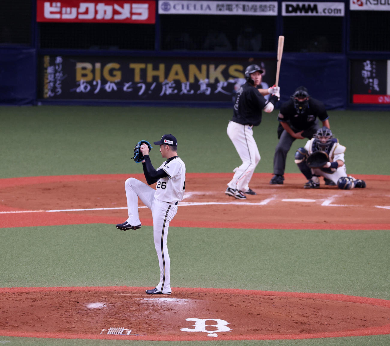 オリックス対ロッテ　8回表ロッテ無死、安田と対戦する能見（撮影・加藤哉）