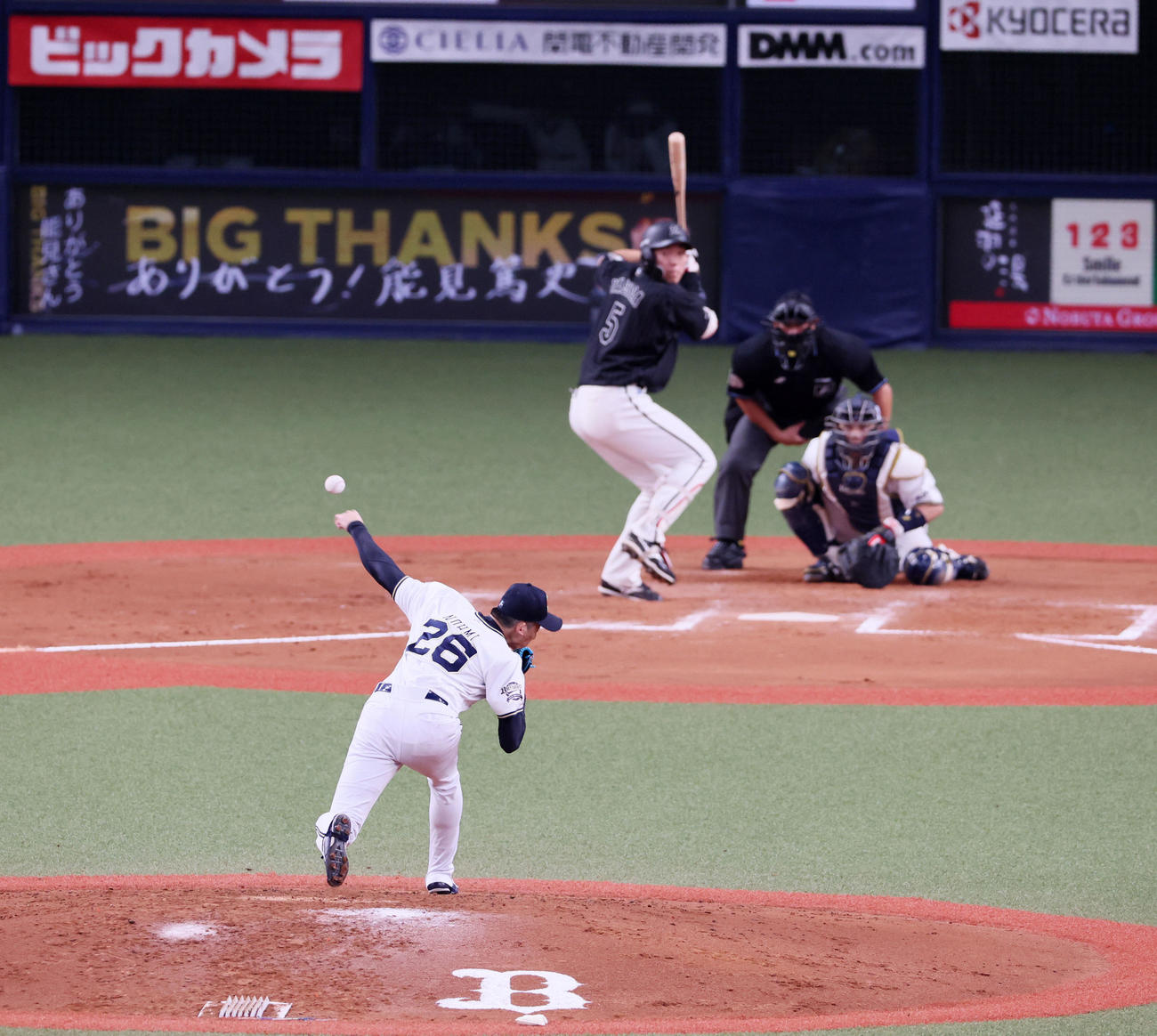 オリックス対ロッテ　8回表ロッテ無死、安田と対戦する能見（撮影・加藤哉）