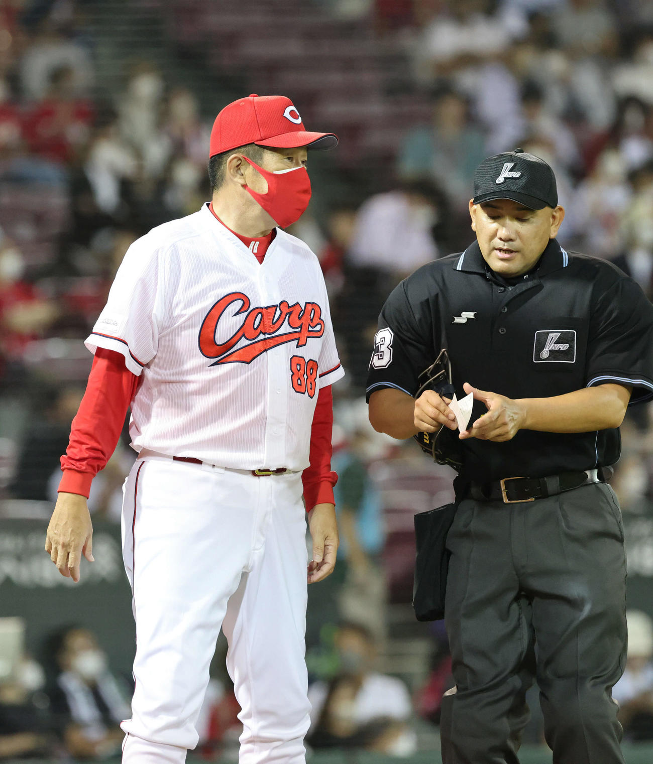 広島対ヤクルト　7回表ヤクルト、交代を告げる佐々岡監督（撮影・加藤孝規）