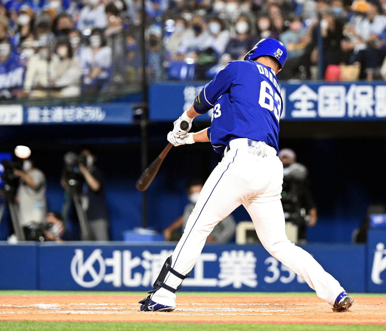 DeNA対中日　9回表中日2死一塁、右前打を放つ堂上（撮影・たえ見朱実）