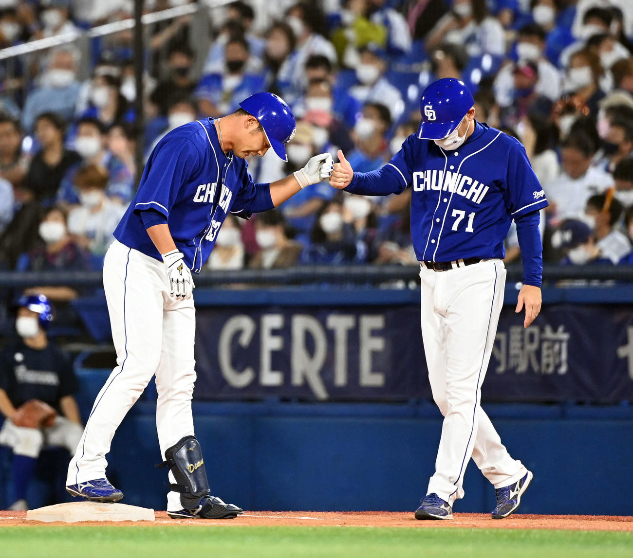 DeNA対中日　9回表中日2死一塁、右前打を放った堂上（撮影・たえ見朱実）