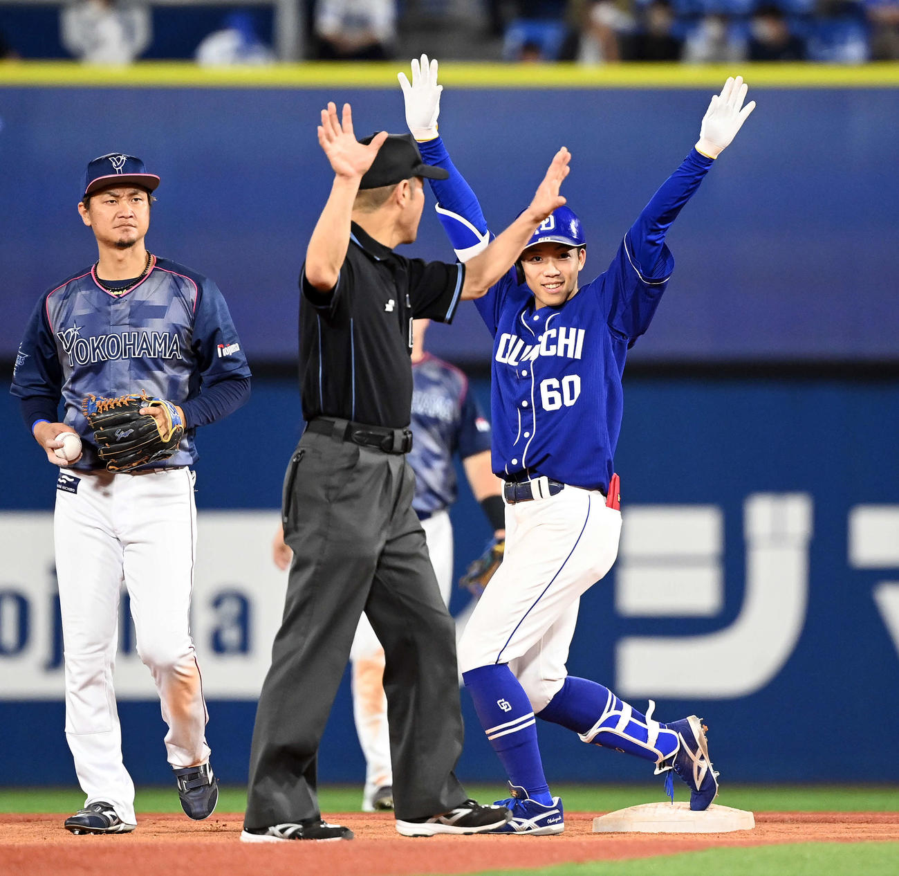 DeNA対中日　9回表中日2死一塁、右前に二塁打を放ち、この日4安打目の岡林は笑顔でポーズを決める（撮影・たえ見朱実）