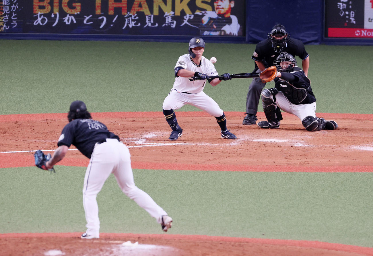 オリックス対ロッテ　9回裏オリックス2死三塁、福田は一塁線にバント安打を決めてサヨナラ勝ち。投手オスナ（撮影・加藤哉）