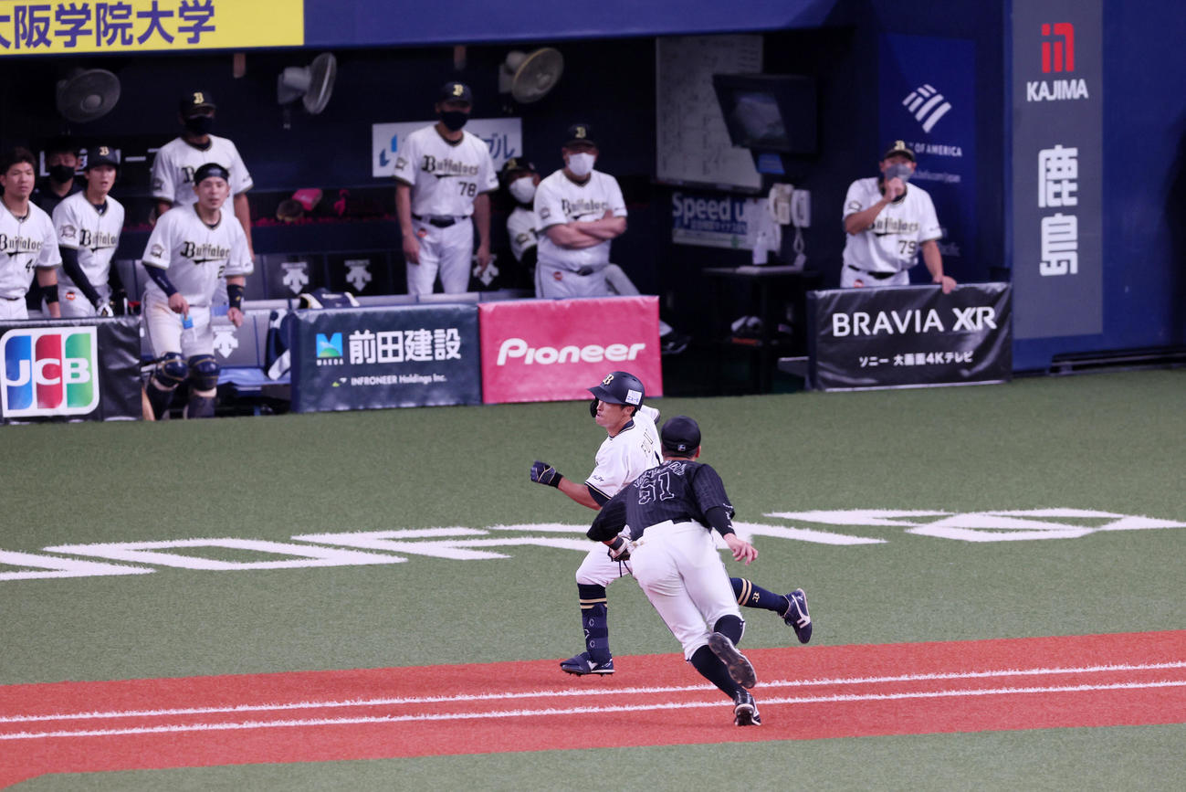 オリックス対ロッテ　9回裏オリックス2死三塁、福田は一塁線にスクイズを決め山口のタッチをかわしてサヨナラ勝ち（撮影・加藤哉）